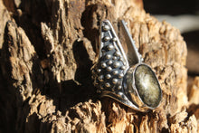 Cargar imagen en el visor de la galería, Anillo plata .925 con Obsidiana Dorada y Bolitas
