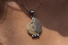 Cargar imagen en el visor de la galería, Dije de plata .925 con Amonite
